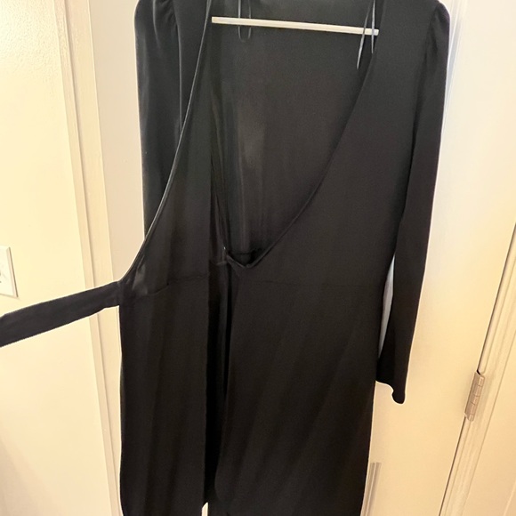 Massimo Dutti black midi wrap dress size small. Super flattering fit! - Picture 3 of 6